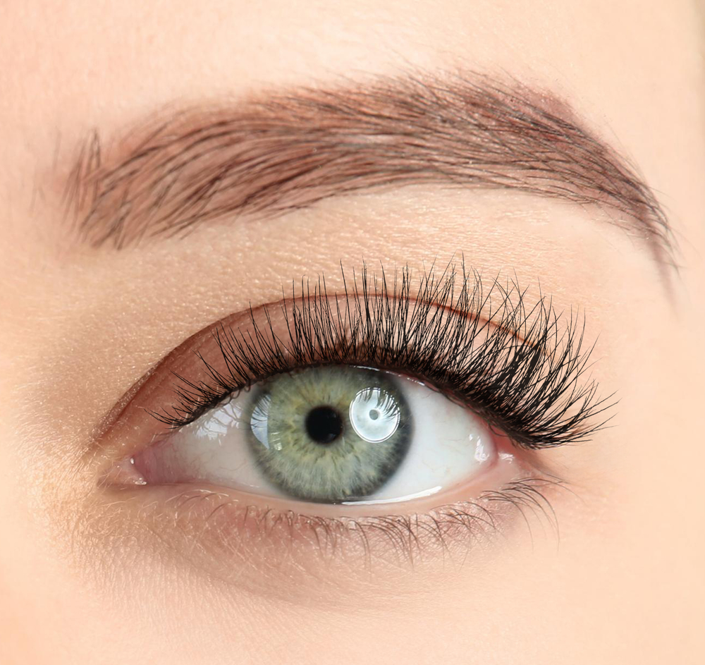 Cat-Eye-DIY-Lashes der MINI BOX NO 4 am Auge getragen – femininer Soft-Glam-Look
