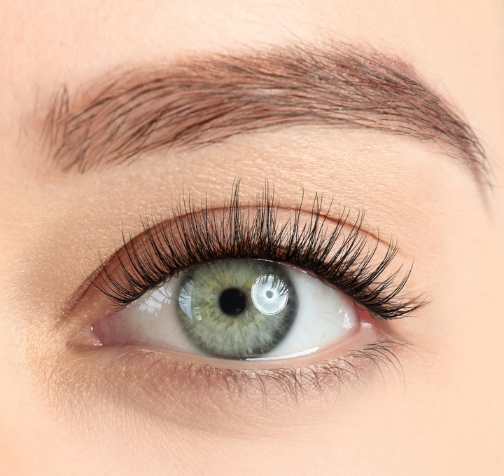 DIY Lashes Doll-Eye-Style am Auge getragen – verführerischer Look mit feiner Spitze