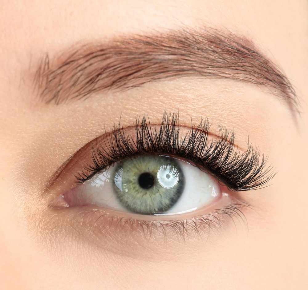 Glam Cat-Eye DIY Lashes NO 8 am Auge getragen, dichter Look mit starkem Ausdruck
